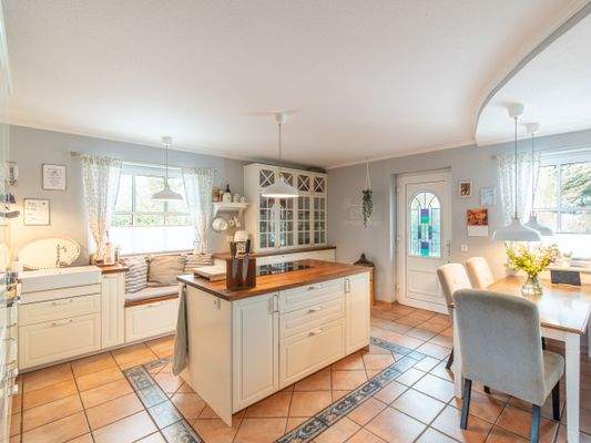 Landhausküche mit großer Kochinsel 