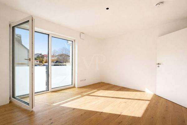 mit großer Fensterfront