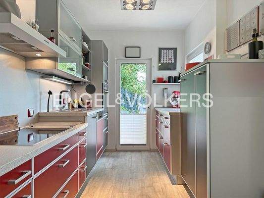 Küche mit Zugang zur Terrasse