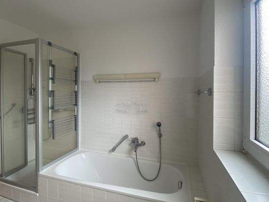 Tageslichtbadezimmer mit Wanne und Dusche