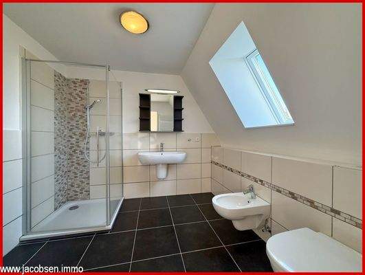 Badezimmer mit Dusche im Obergeschoss 1
