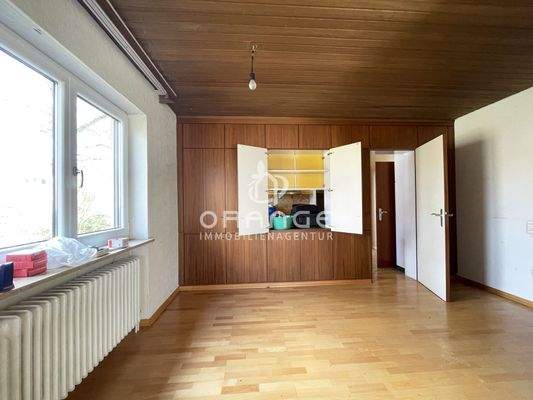 Der Eßzimmerbereich ist nur durch einen Raumteiler von der Küche getrennt...