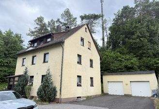 Hausansicht mit Doppelgarage