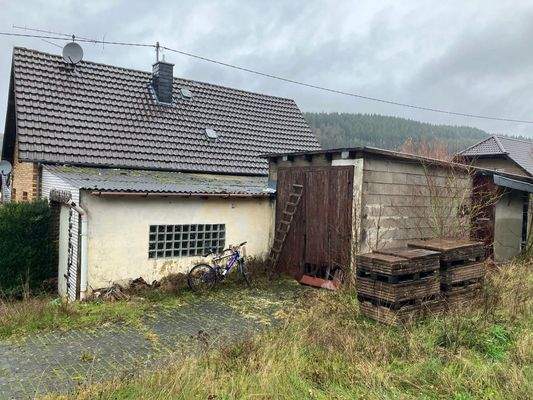 Rückseite mit Anbau und Nebengebäude