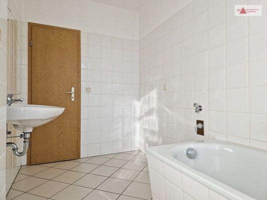 Tageslichtbad mit Wanne und WM-Anschluss-2