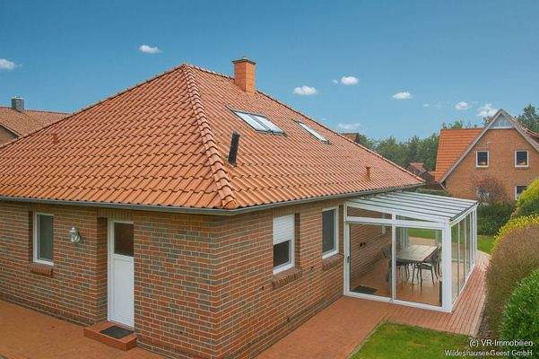 Ansicht mit Wintergarten (Sommer)