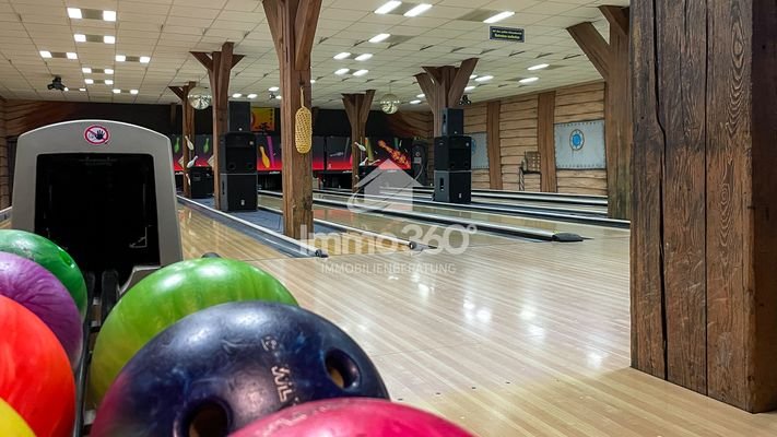 moderne Bowlingbahnen im EG & OG