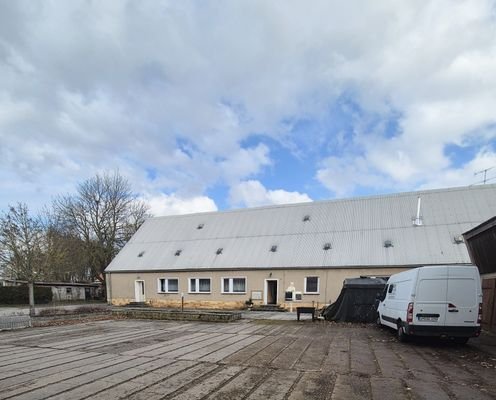 Frontansicht mit Parkplatz