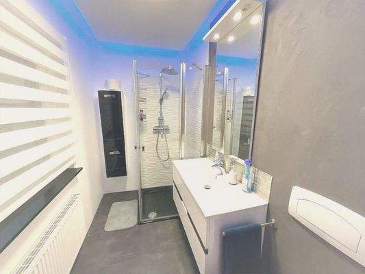 Badezimmer mit Dusche im Erdgeschoss