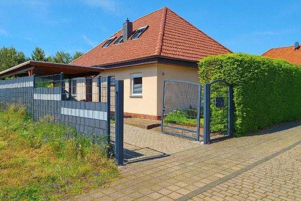 Hausansicht u. Zufahrt