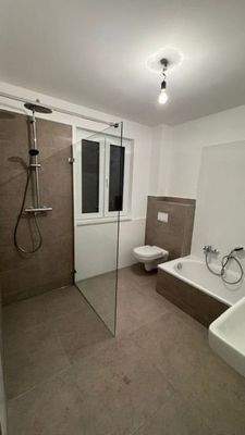 Vollbad mit Fenster und Badewanne 1. OG 