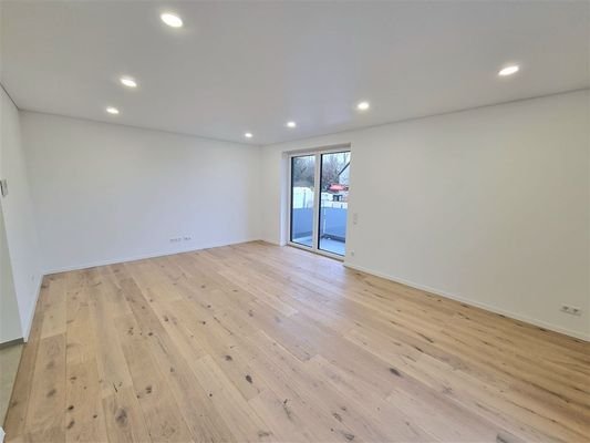Wohnzimmer mit Zugang zum Balkon