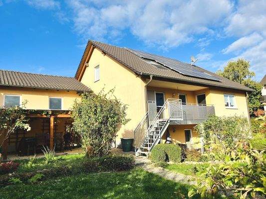 Südwestansicht des Hauses mit Balkon, Terrasse und Pergola