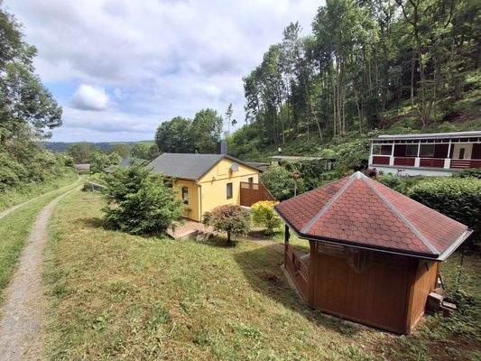 Außenansicht mit Pavillon.jpg