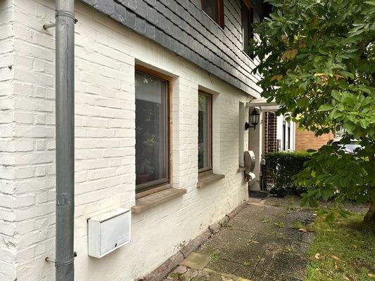 3 eingangsbereich-doppelhaushaelfte-hilkerode-rkm-immobilienkontor.jpg