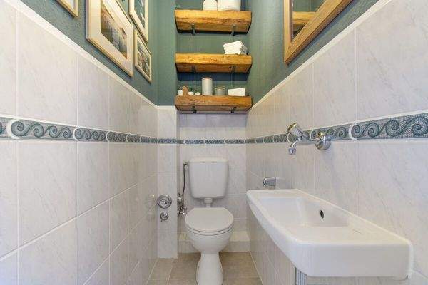 Separates WC mit stilvollen Details