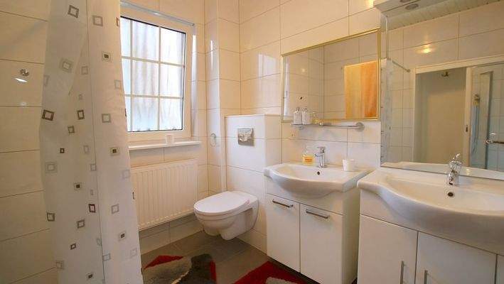 großzügiges, ebenerdiges Badezimmer