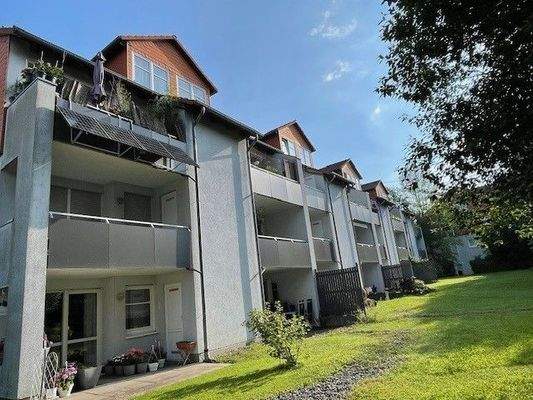 Hausansicht mit Balkonen