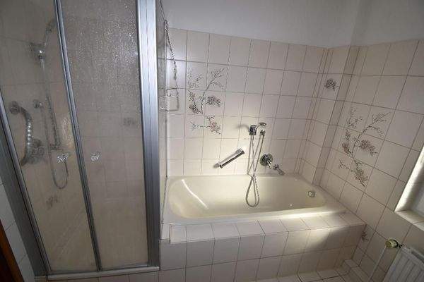 Bad mit Dusche und Wanne