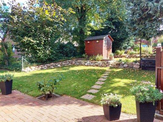 pflegeleicht angelegtes Garundstück mit kleinem Wall aus Natursteinen.jpg