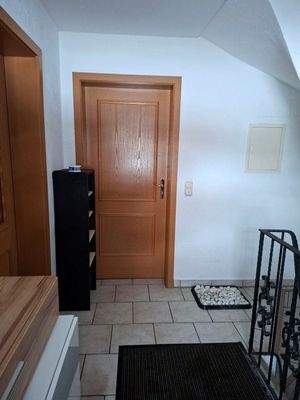 Flur 1 | Treppenhaus KG-DG | Wohnungstüre der Einheit 1