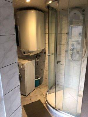 05 Whg 2 Dusche im Bad.jpg