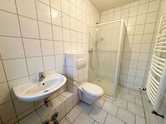 renovierungsbedürftiges Duschbad