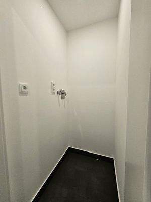 Abstellraum mit Waschmaschinenanschluss