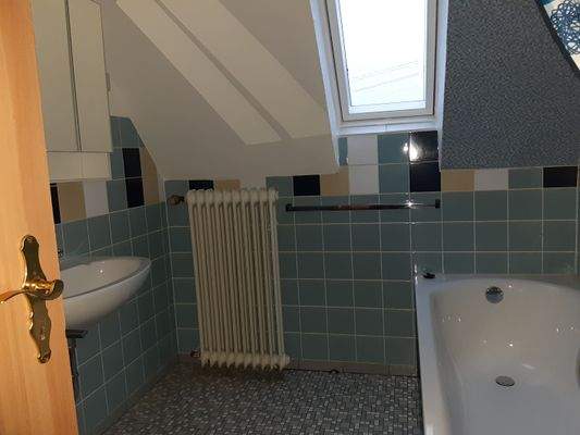 Badezimmer in der Wohnung im DG des Altbaues