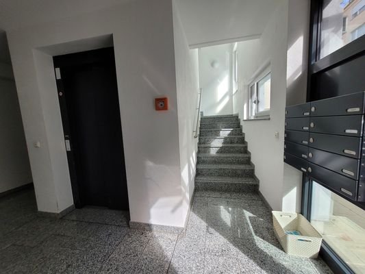 Treppenhaus mit Aufzug