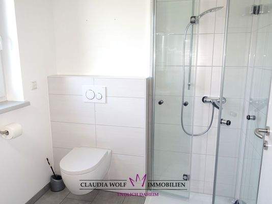 Gäste-WC mit hochwertiger Glasdusche