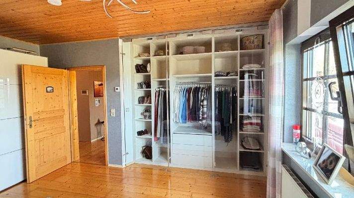 Das Schlafzimmer mit Glastürenschrank