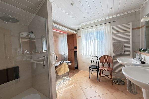 Bad mit Infrarotkabine