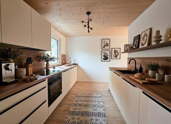 Moderne Küche mit Holzdekor