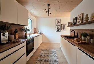 Moderne Küche mit Holzdekor