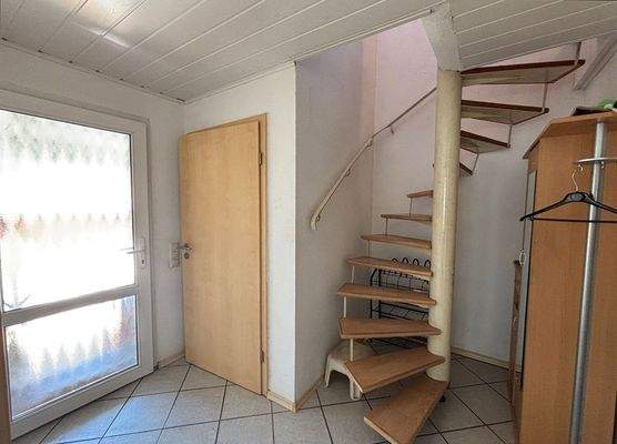 Flur mit Treppe nach oben