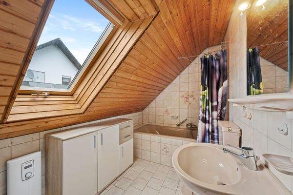 DG | Tageslichtbad mit Wanne und Toilette