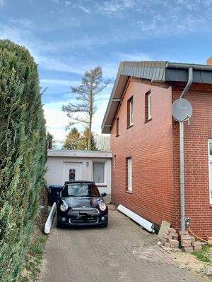 Anbau mit Parkplätzen