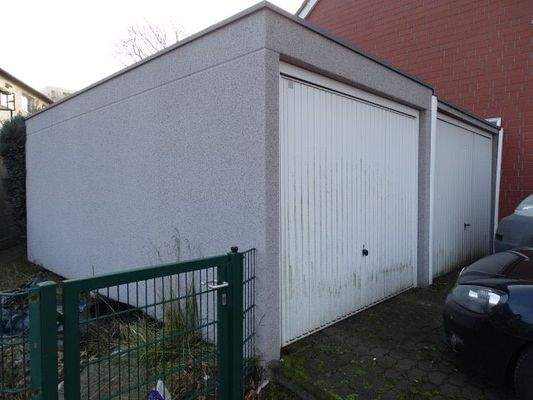 2 Garagen mit jeweils 2 Stellplätzen davor