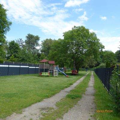 Grünfläche und Zufahrt an der Rückseite!