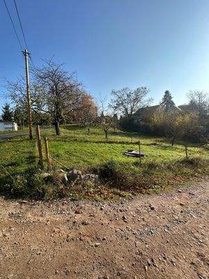 Dorfgarten mit Obstbäumen und Brunnen