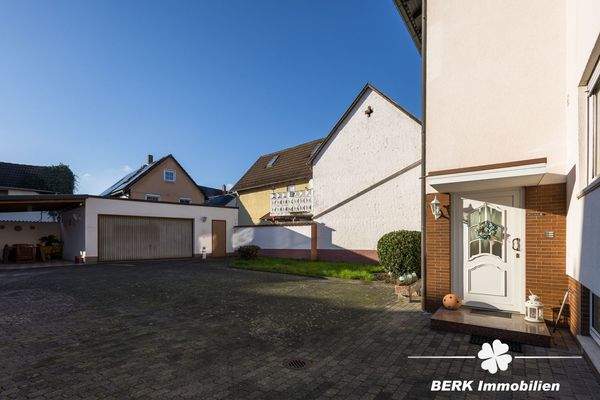 Hof und Eingangsbereich