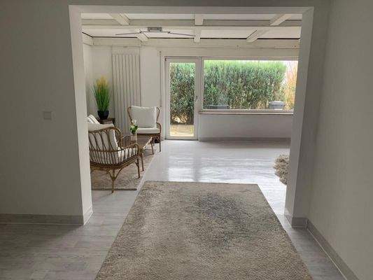 Blick vom Flur zum Wohnbereich