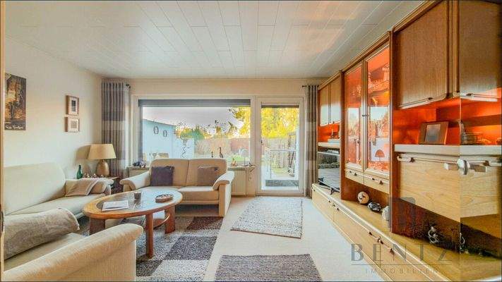 Wohnzimmer mit Zugang zur Terrasse