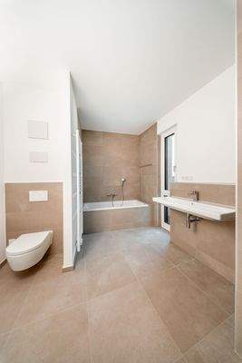 04_geräumiges Tageslichtbad_Whg11_ZGS.jpg