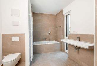 04_geräumiges Tageslichtbad_Whg11_ZGS.jpg