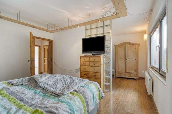 Schlafzimmer mit abgetrennten Ankleidebereich