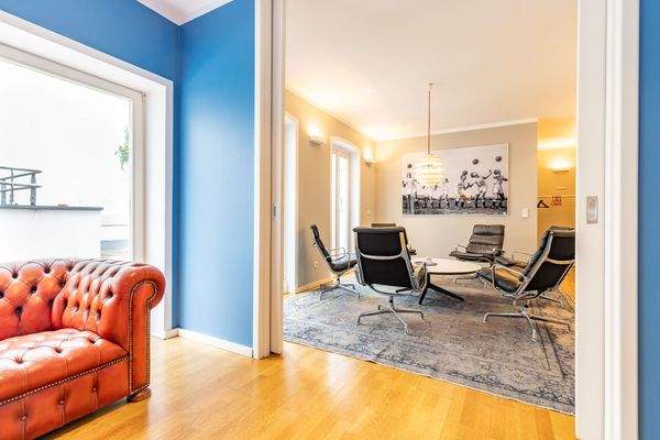 Foyer und 1. lichtdurchflutete Büro