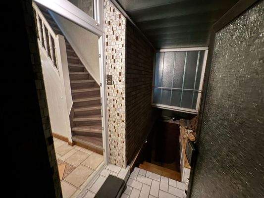 Kellertreppe und Hauseingang.JPG