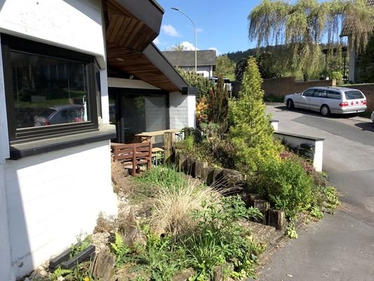 Seitenansicht mit Blick auf die vordere Terrasse